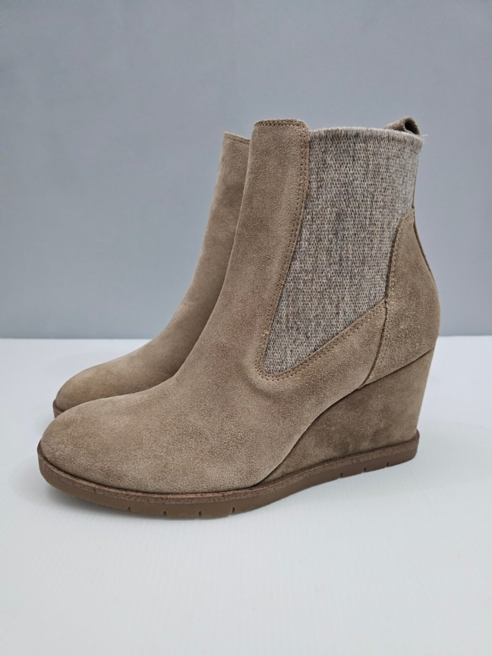 Sofft Monica Chelsea Wedge Ankle Boot Womens 9.5 Barley Suede Comfort Waterproof